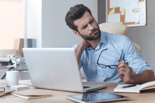 Guapo trabajo con portátil en la oficina — Foto de Stock