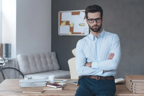 Manager uomo indossa gli occhiali in ufficio — Foto Stock