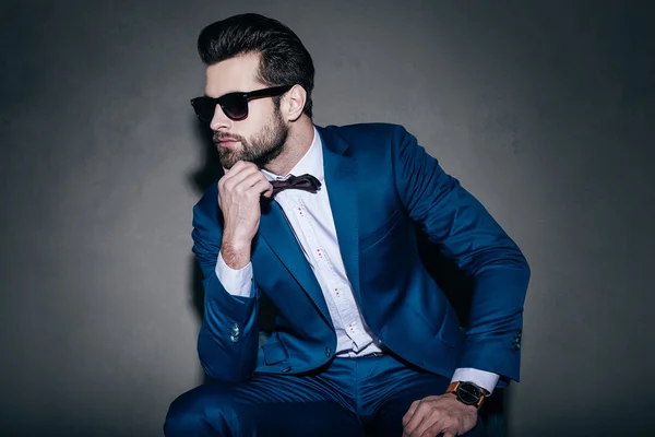 Schöner Mann in Anzug und Sonnenbrille — Stockfoto