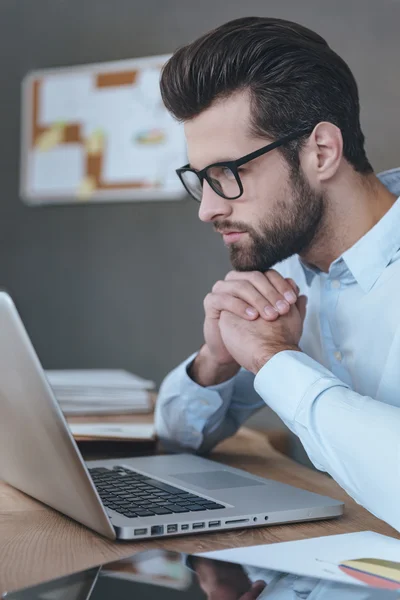 Bonito trabalho com laptop no escritório — Fotografia de Stock