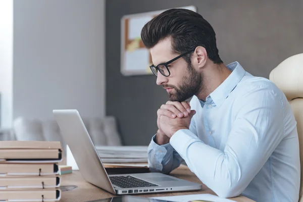 Guapo trabajo con portátil en la oficina —  Fotos de Stock