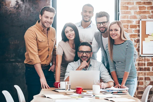 People looking at laptop — Stock Photo, Image