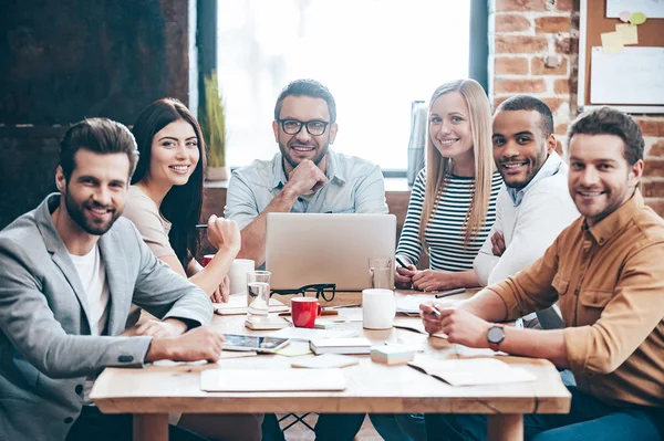 People looking at laptop — Stock Photo, Image