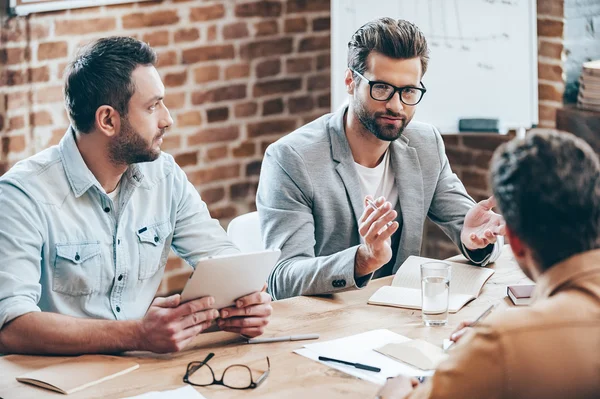 Män diskuterar i office tabell — Stockfoto