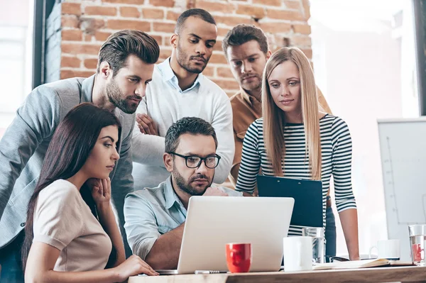 People looking at laptop — Stock Photo, Image