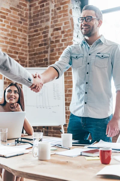 Geschäftsleute schütteln Hände — Stockfoto