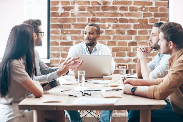 Mitarbeiter im Büro — Stockfoto