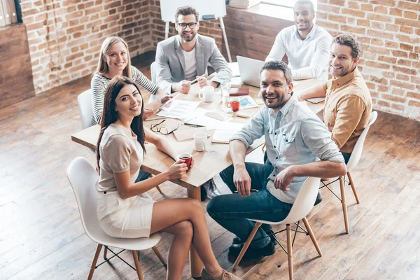 Mitarbeiter im Büro — Stockfoto