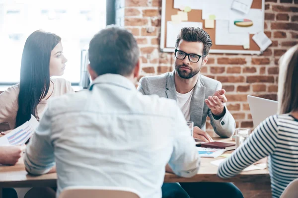 Équipe d'affaires discutant stratégie d'entreprise — Photo