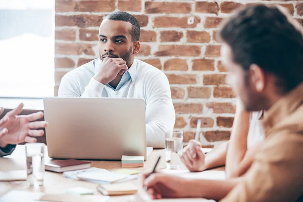 Nachdenklicher junger afrikanischer Geschäftsmann — Stockfoto