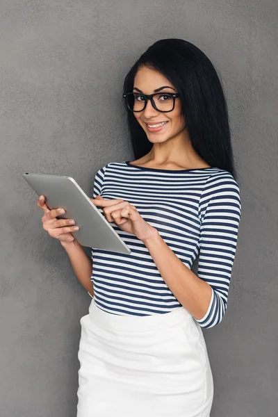 Mulher bonita com tablet digital — Fotografia de Stock