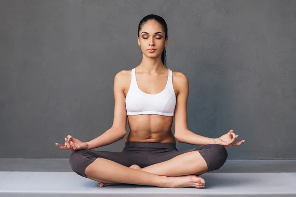Jonge vrouw die yoga beoefent — Stockfoto