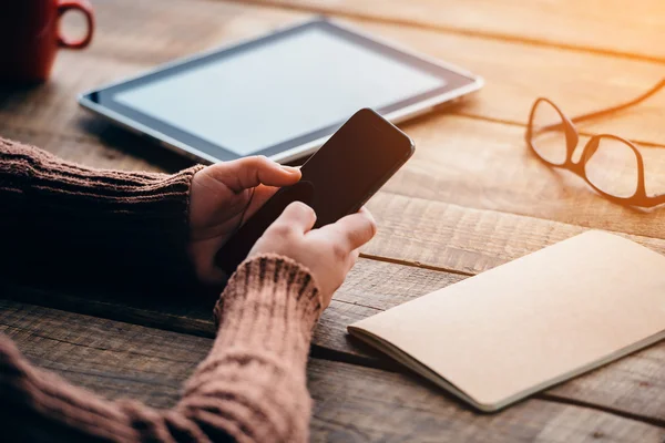 Les mains de jeune femme avec téléphone intelligent — Photo