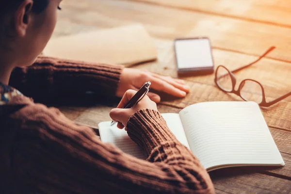 Mujer escribiendo en cuaderno —  Fotos de Stock