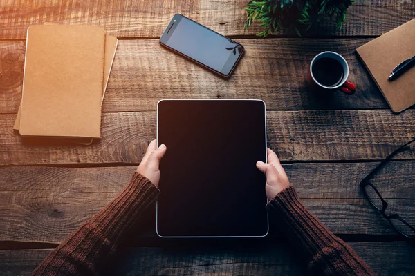 Manos femeninas sosteniendo tableta digital — Foto de Stock