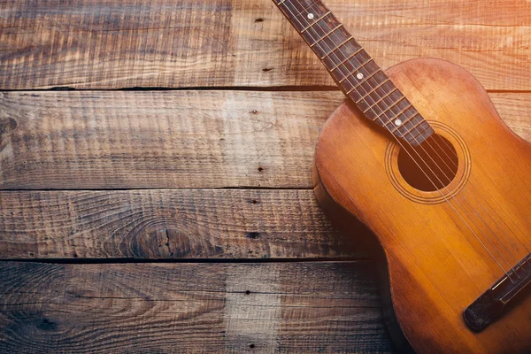 Guitarra acústica sobre fondo de madera — Foto de Stock