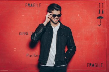 trendy görünümlü genç adam