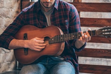 akustik gitar ile adam