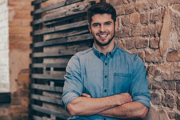 Jovem bonito sorridente — Fotografia de Stock