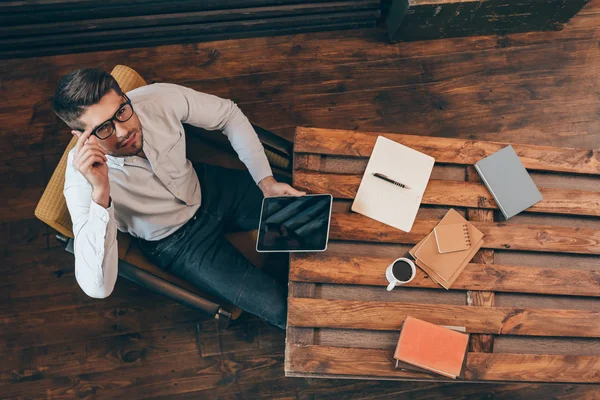 Man aan het werk op touchpad — Stockfoto