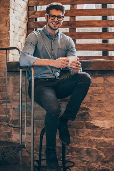 Young man with coffee cup — Stock Photo, Image