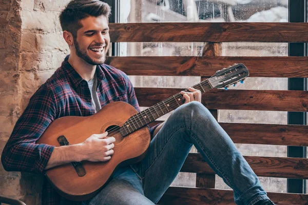 Homem com guitarra acústica — Fotografia de Stock