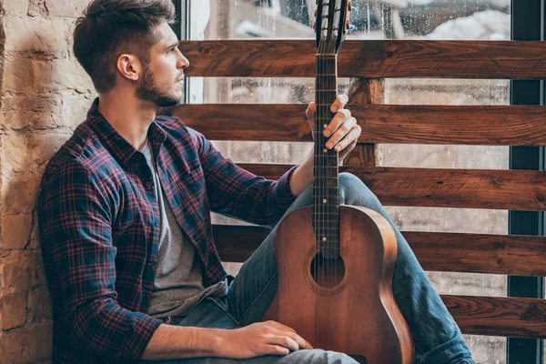 Homem com guitarra acústica — Fotografia de Stock