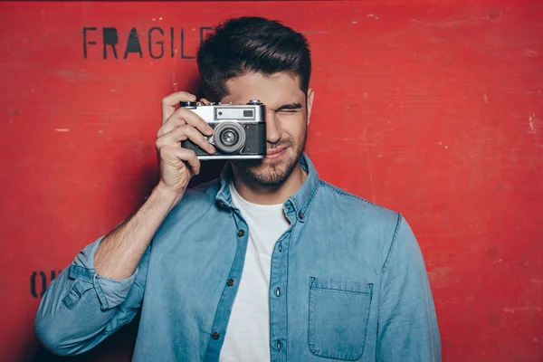 Jonge man met vintage camera — Stockfoto