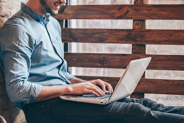 Jeune homme travaillant sur ordinateur portable — Photo