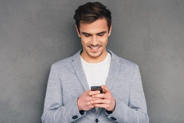 cep telefonu ile yakışıklı adam