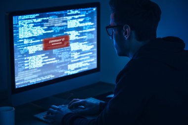 karanlık odada hacker adam
