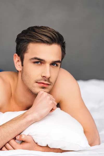 Man in bed liggen. — Stockfoto