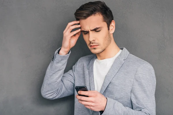 Homme pensif avec téléphone portable — Photo