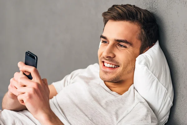 Homem bonito com telefone móvel — Fotografia de Stock