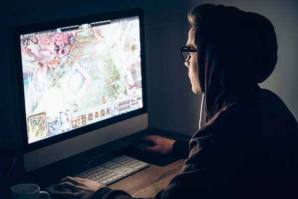 Homem jogando videogame — Fotografia de Stock