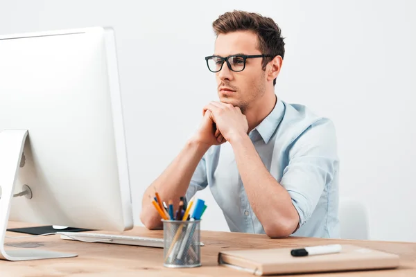 Hombre pensativo trabajando en la computadora — Foto de Stock