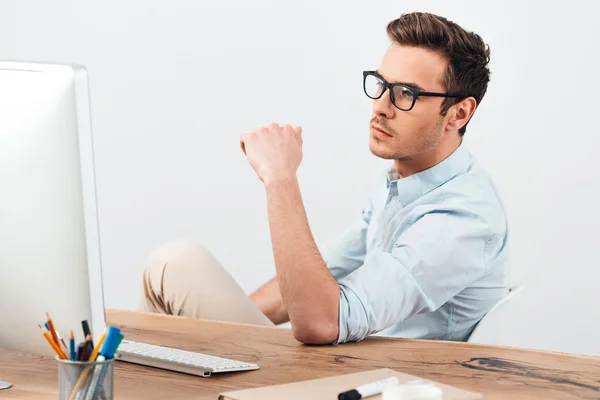 Hombre de negocios mirando la pantalla de la computadora — Foto de Stock