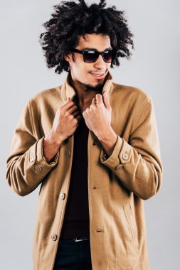 Afrikalı adam ceketini ayarlıyor