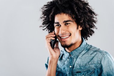 Afrikalı adam cep telefonuyla konuşuyor.