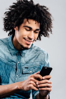 Akıllı telefon kullanan Afrikalı adam