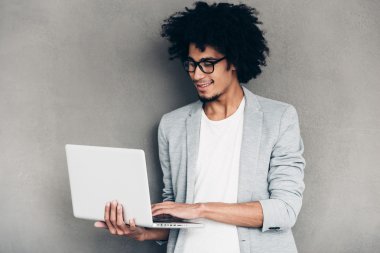 dizüstü bilgisayar kullanan genç Afrika adam