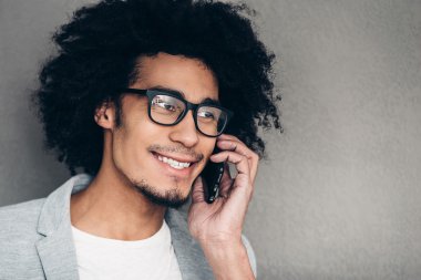 Afrikalı adam cep telefonuyla konuşuyor.