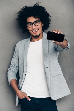 Afrikalı adam onun akıllı telefon gösteren