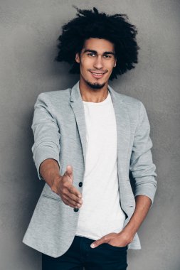 Afrikalı adam elini uzatır