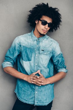 genç Afrikalı erkek güneş gözlüğü