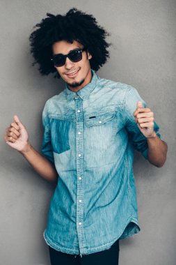 genç Afrikalı erkek güneş gözlüğü