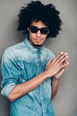 genç Afrikalı erkek güneş gözlüğü