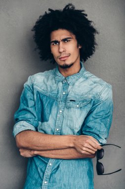 Güneş gözlüğü taşıyan Afrikalı adam