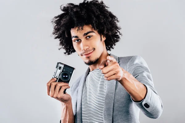 Hombre africano sosteniendo cámara retro — Foto de Stock