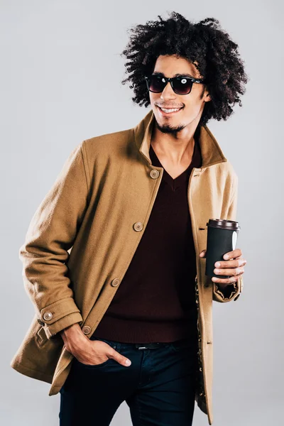 Homem africano segurando xícara de café — Fotografia de Stock